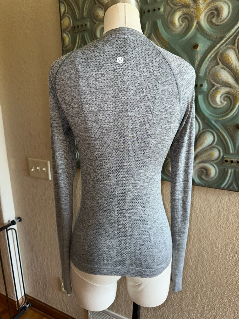 Lululemon Swiftly Tech Long Sleeve Crew Heathered Grey Size 4 race length - Picture 3 of 8